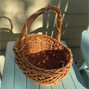 Wicker Oval Basket. Lovely weave. EUC. 11” long, 8” wide, 6” tall plus handle